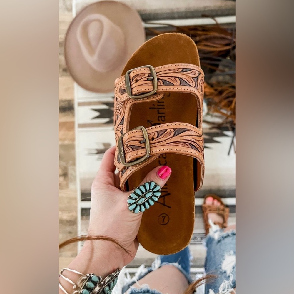 Tooled leather sandal !